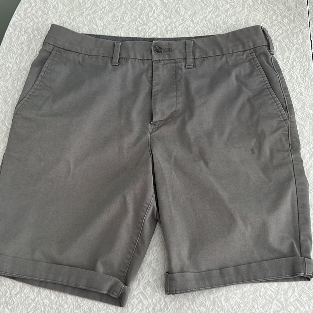 Express Men’s Grey Chino Shorts, Slim, At The Knee / 10” Inseam, 31”